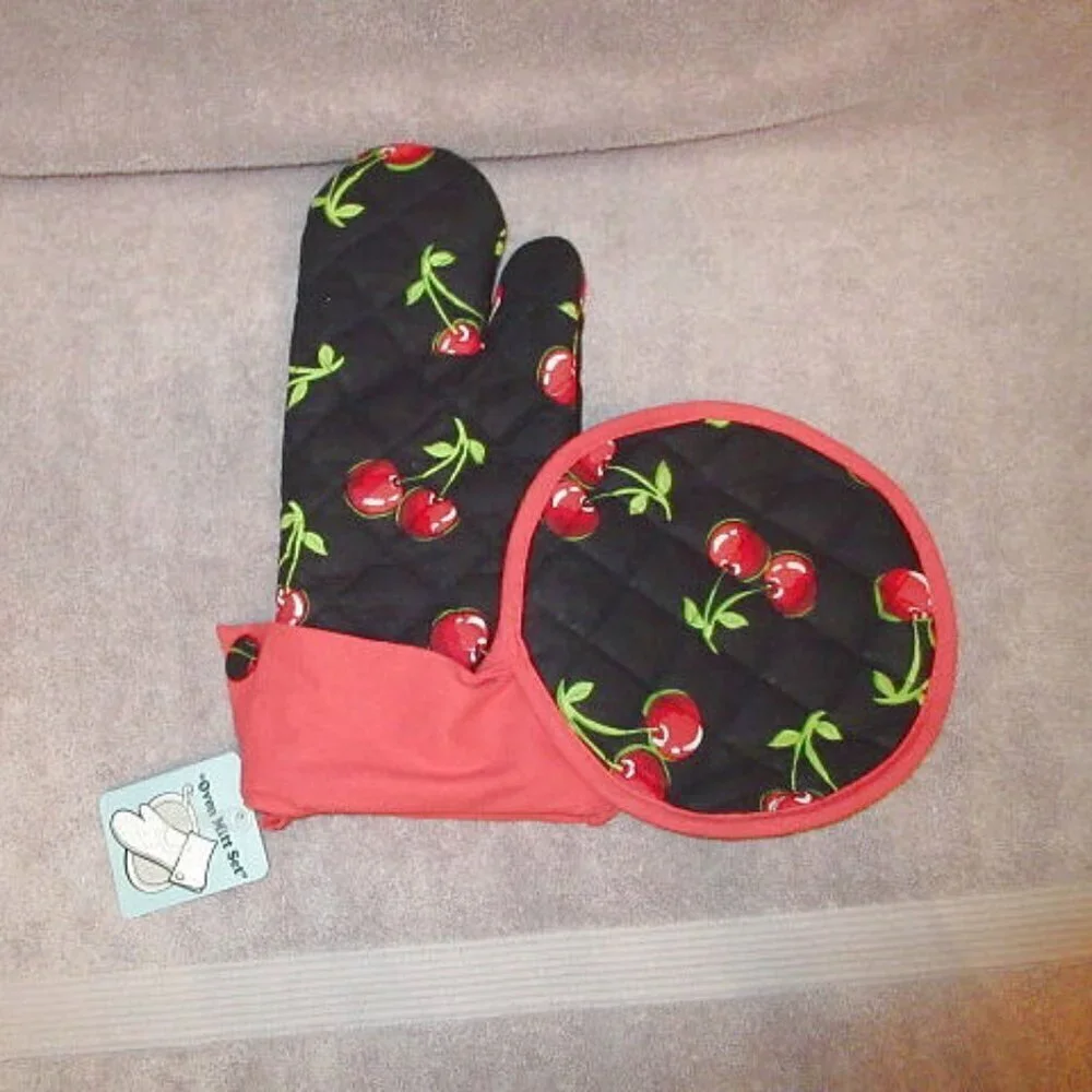 Cherry Print Quilted Oven Mitt Pot Holders Set Of 2 Trivet Hot Pad Tradwife NWT